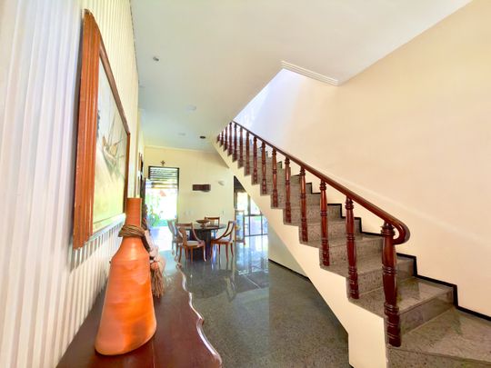 Hall de entrada com escada em mármore e decoração artística